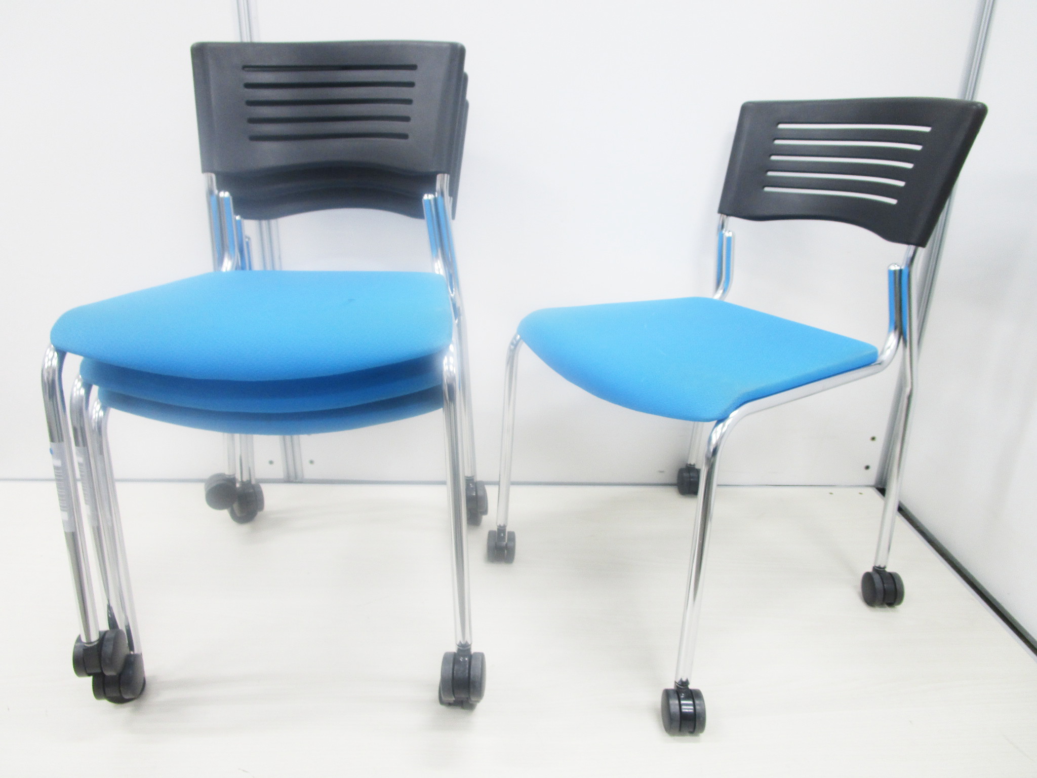 セットでお買い得！【お尻が疲れにくいクッション！】おしゃれなシルバーフレームでどんなお部屋にもマッチ！
                        その他シリーズ
                                    中古
            