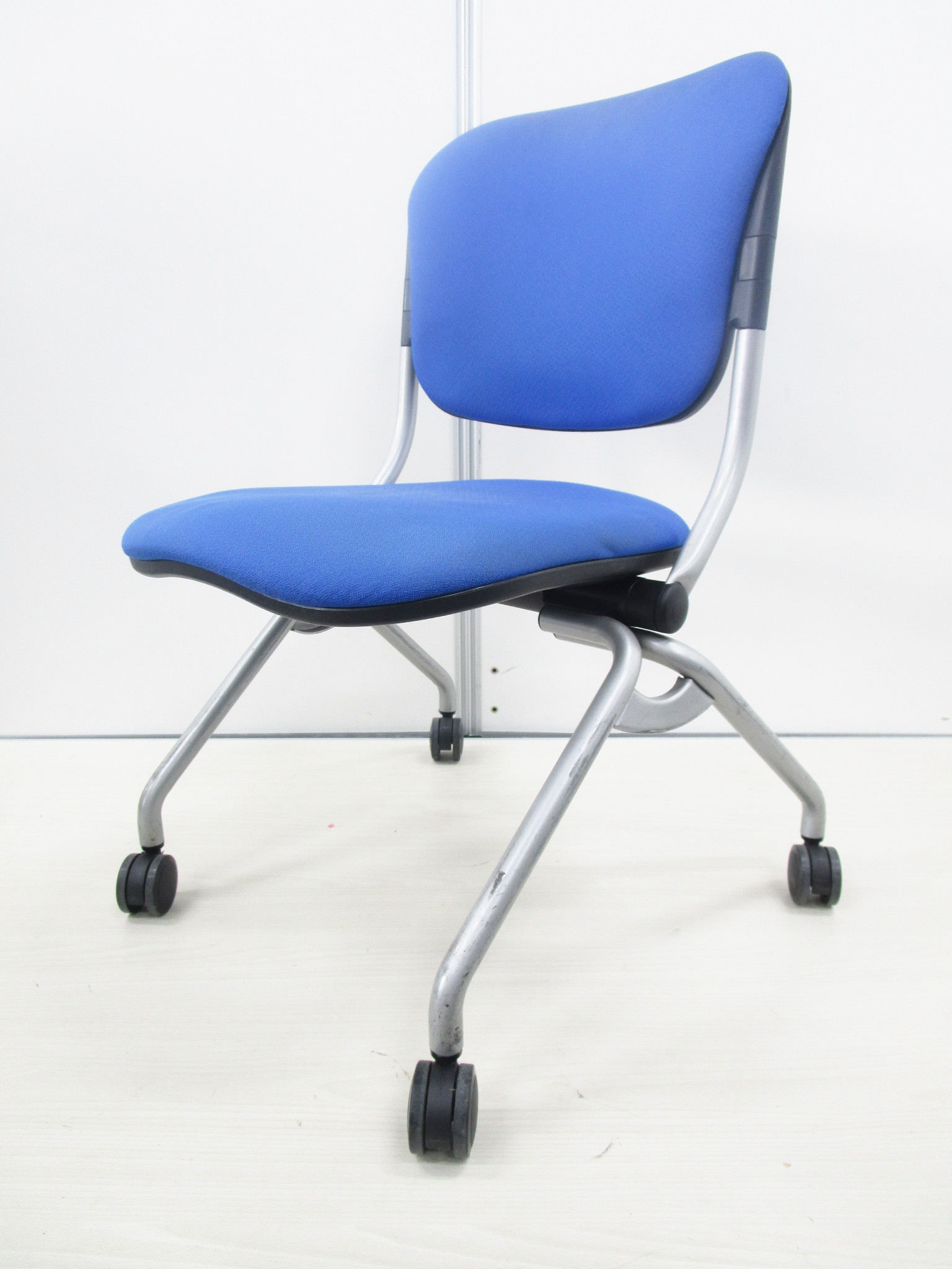 【オフィス定番カラーのブルーのミーティングチェア】オカムラ製
                        その他シリーズ
                                    中古
            