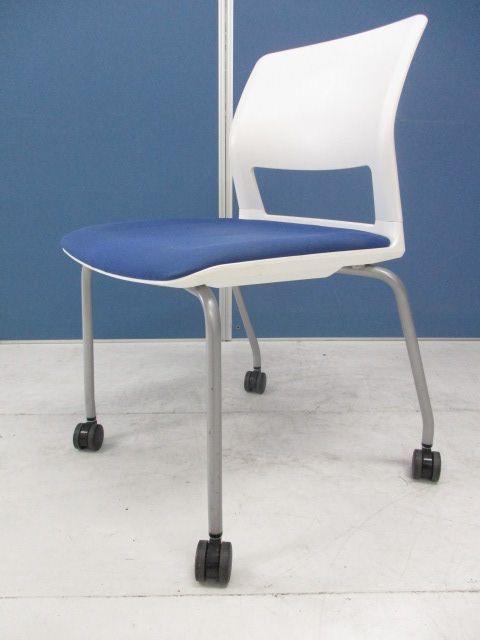 【スタッキングチェア30脚！大量入荷!!】コクヨ製　スタッキングチェア　明るいカラーでオフィス全体も明るく！重ねて収納も楽々です！

                        160シリーズ
                                    中古
            