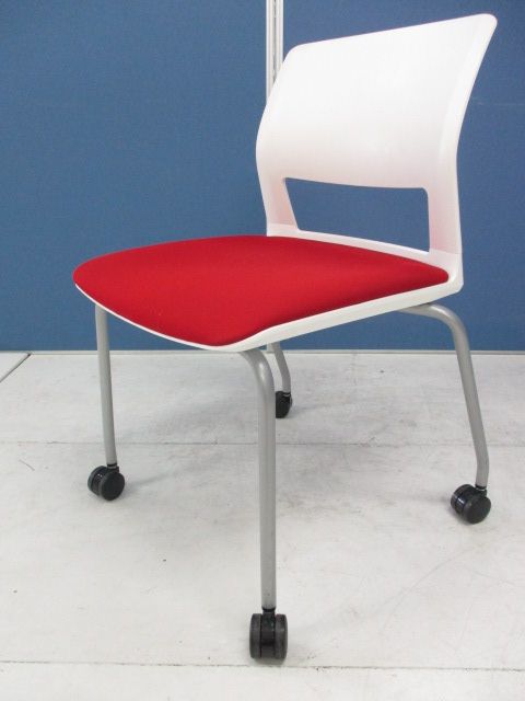 【2015年製チェア！4脚入荷！】便利なスタッキングチェア入荷！レッド色　重ねて収納も楽々です！
                        160シリーズ
                                    中古
            