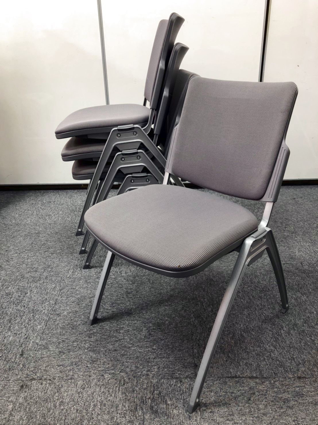 【1セット限り特別価格！！】通気性と座り心地を両立、デザインも人気のミーティングチェア!!
                        MX-50シリーズ
                                    中古
            