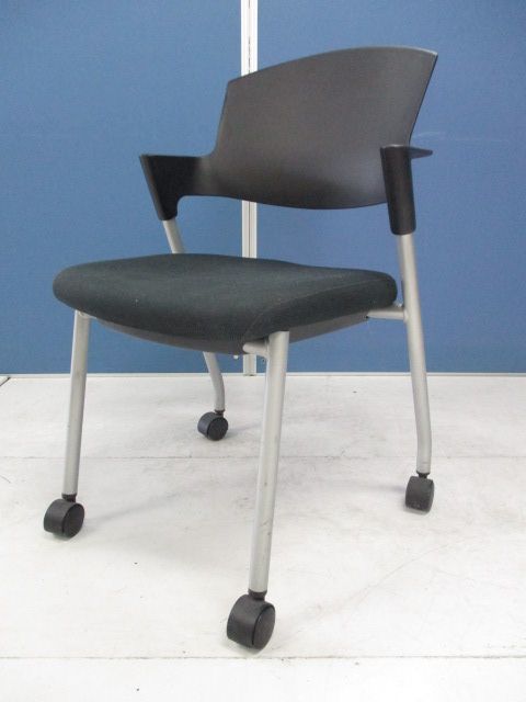 【中古スタッキングチェアプロッティ入荷！】ブラックで人気！キャスタ付きでオフィスで楽なチェア入りました！
                        プロッティ（キャスター付）
                                    中古
            