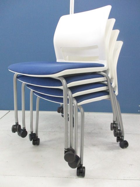 【スタッキングチェア4脚セット！！】コクヨ製　スタッキングチェアが4脚セットで！　ブル-色！30脚分入荷!!
                        その他シリーズ
                                    中古
            