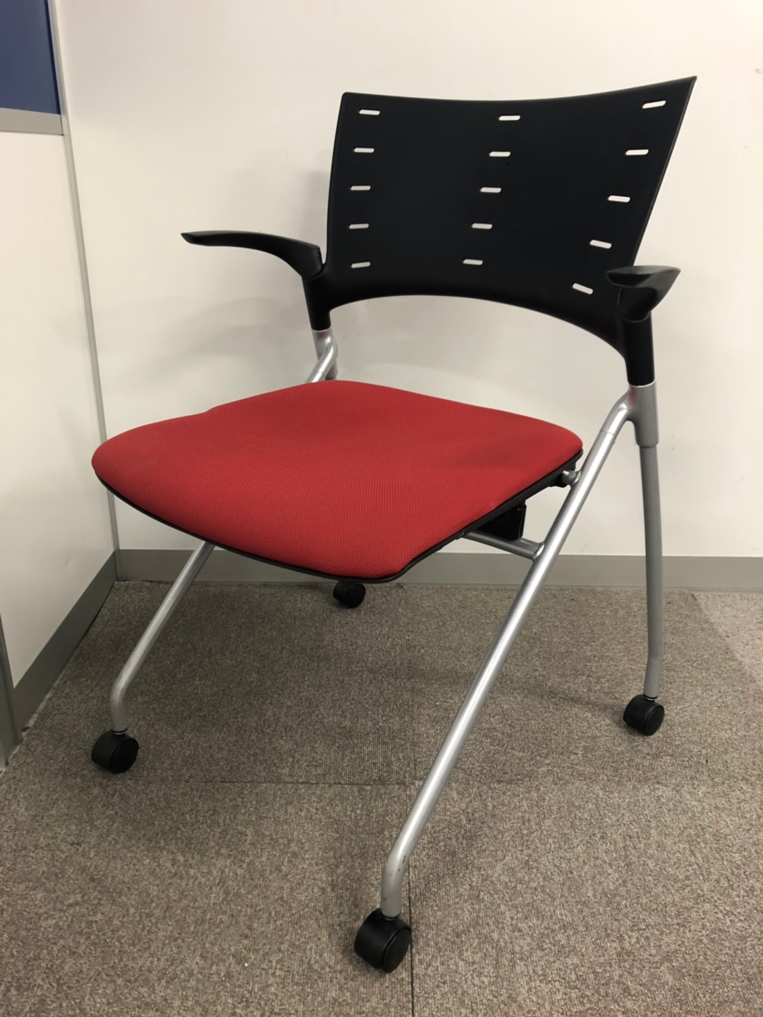 【横方向にも収納可能な便利なネスタブルタイプ！】研修室やリフレッシュルームにオススメ！
                        マノス 
                                    中古
            