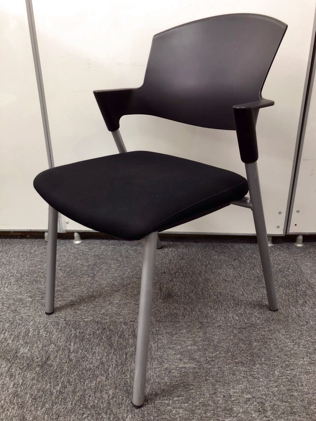 【高級チェア！　スタイリッシュなデザイン！】コクヨ製　プロッティ
                        プロッティ（キャスターなし）
                                    中古
            