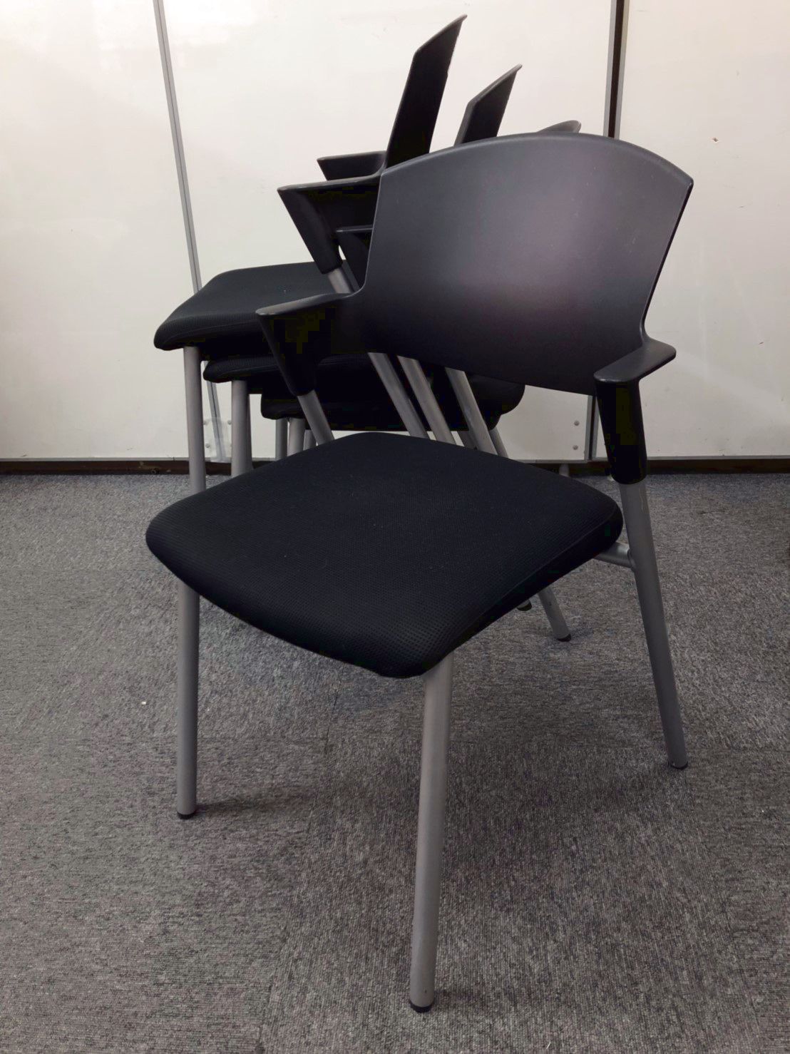 【1セット限定価格！！安い！！　スタイリッシュなデザイン！】コクヨ製　プロッティ
                        プロッティ（キャスターなし）
                                    中古
            