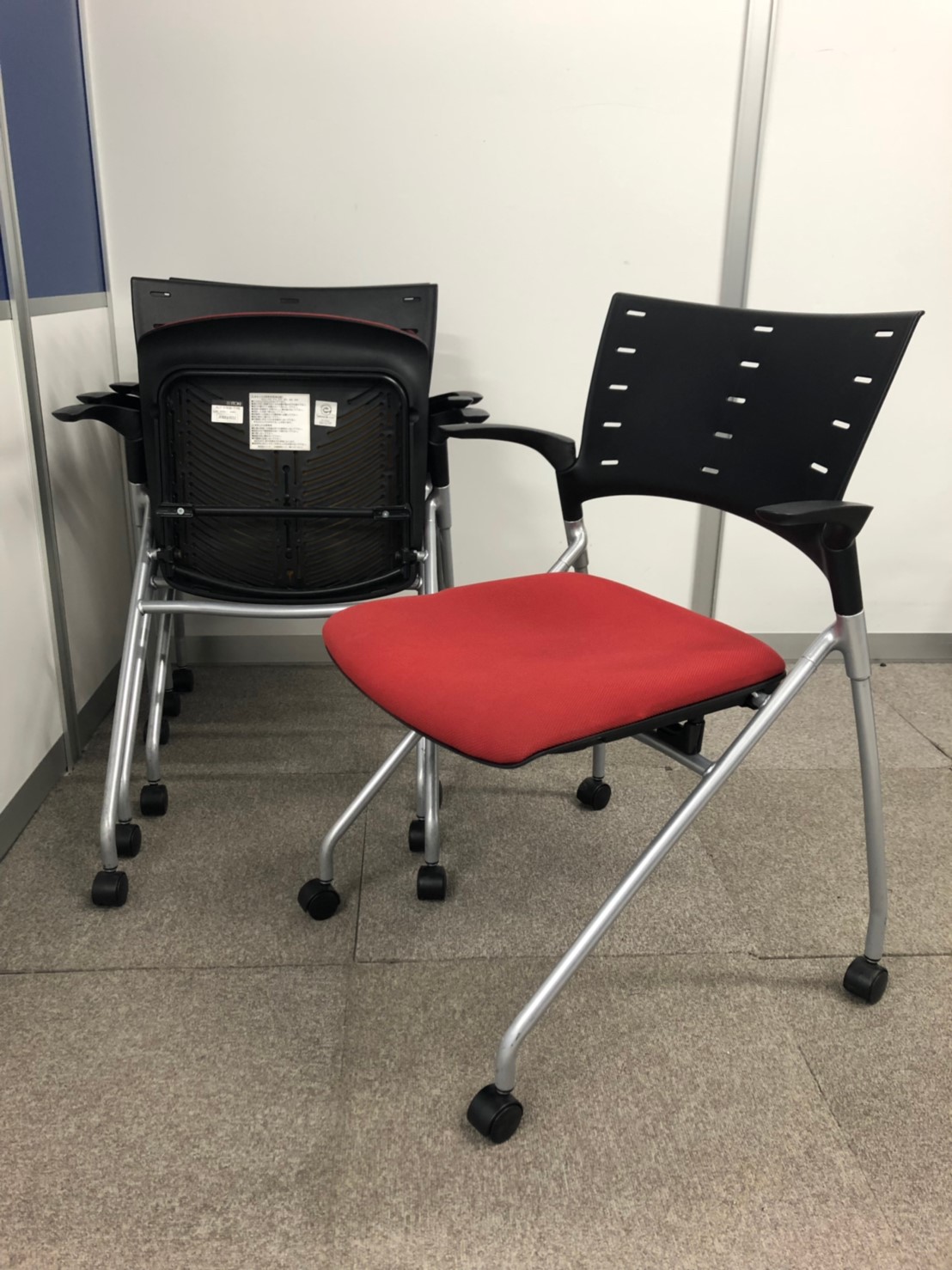 【4脚セットなら10％OFF！】収納に便利なネスタブルタイプです！（横方向への重ね合わせが可能)
                        マノス 
                                    中古
            