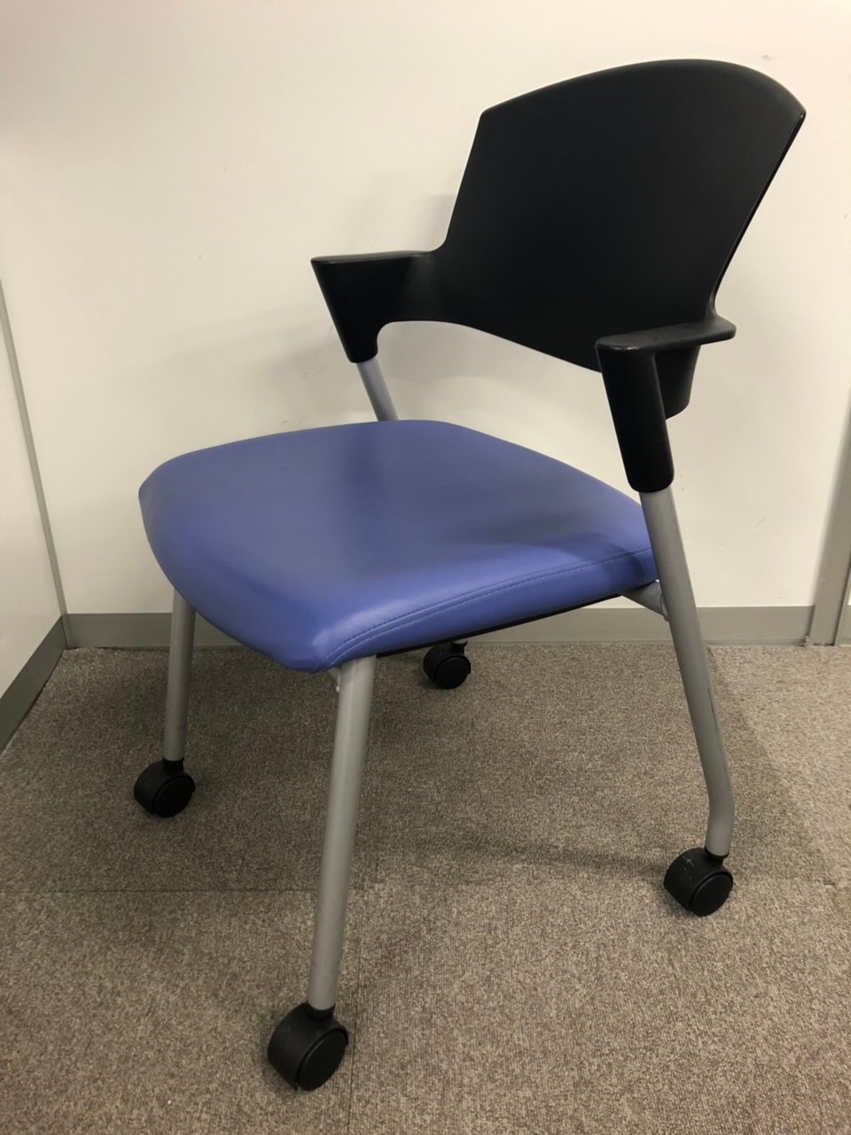 【残り2脚の為、オツトメ品！】打ち合わせ、会議スペースにオススメ！
                        プロッティ（キャスター付） 
                                    中古
            