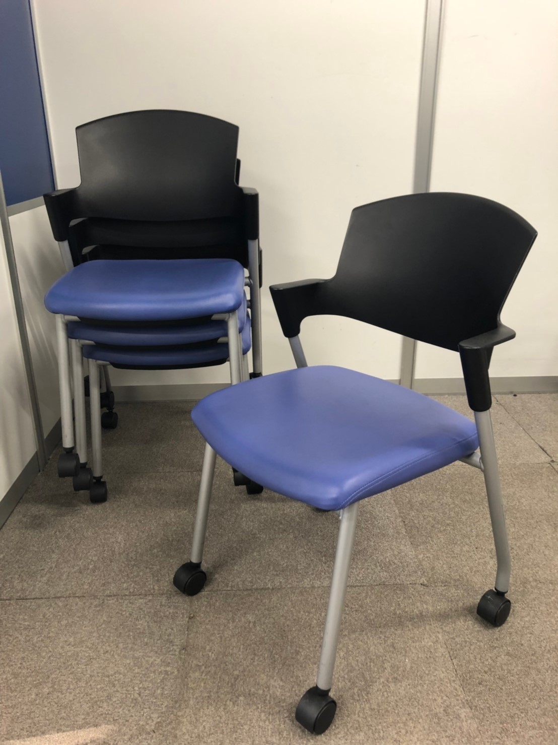 【お得な4脚セット】■コクヨ製・プロッティ（Protty）シリーズ　■ブルーカラー
                        プロッティ（キャスター付）
                                    中古
            