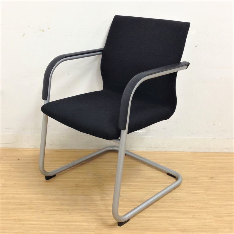 【残り2脚のため】カンチレバー脚がオシャレ！ゆったり座れるゲストチェア！
                        300シリーズ 
                                    中古
            