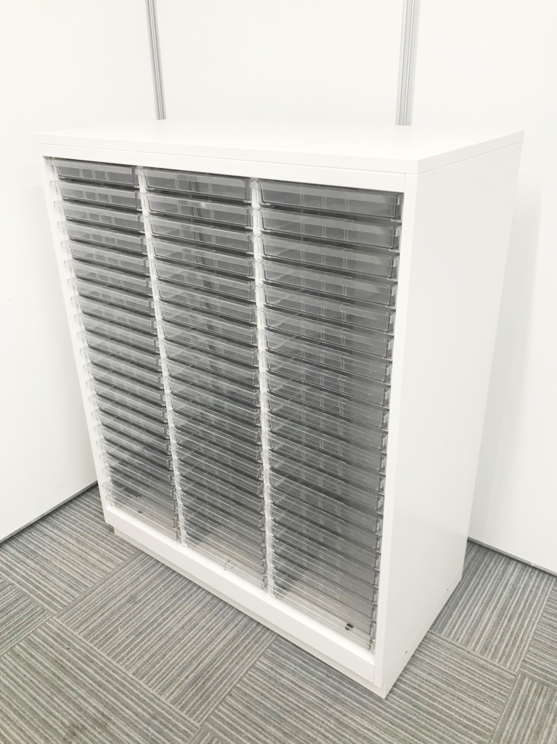 細かな収納に大助かり!! イトーキ製クリスタルトレイ!!3列21段（63つのトレイ）
                        シンライン
                                    中古
            