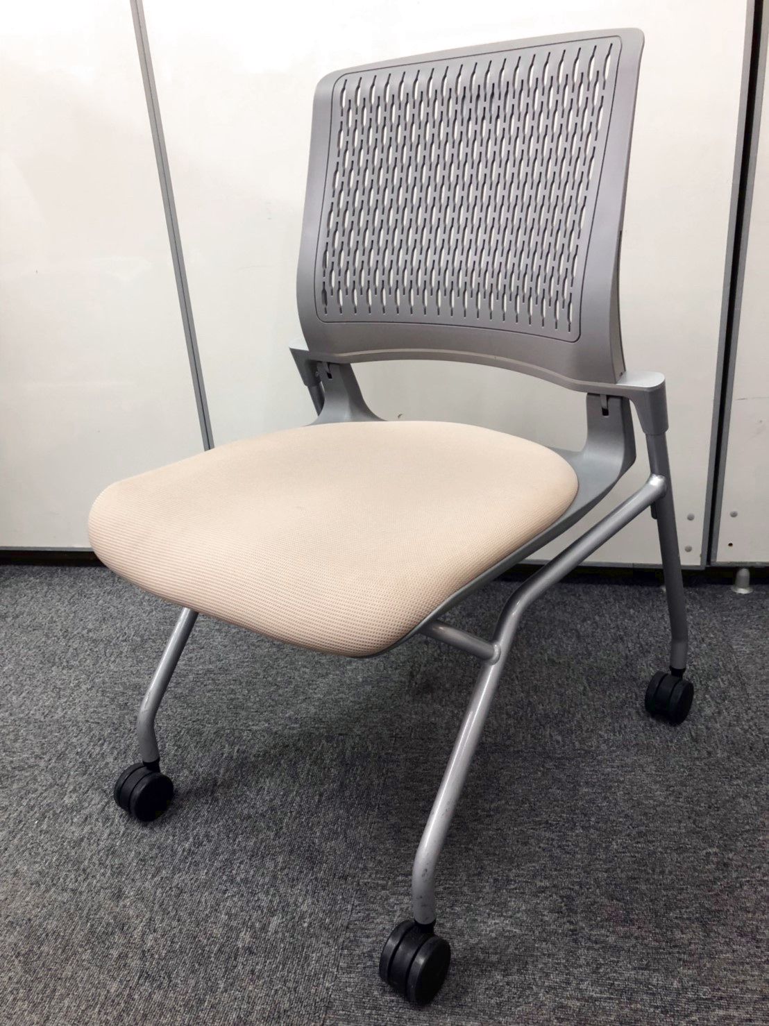 【4脚入荷】背もたれ樹脂タイプ　座面が畳めるネスティングチェア
                        オルディナ
                                    中古
            