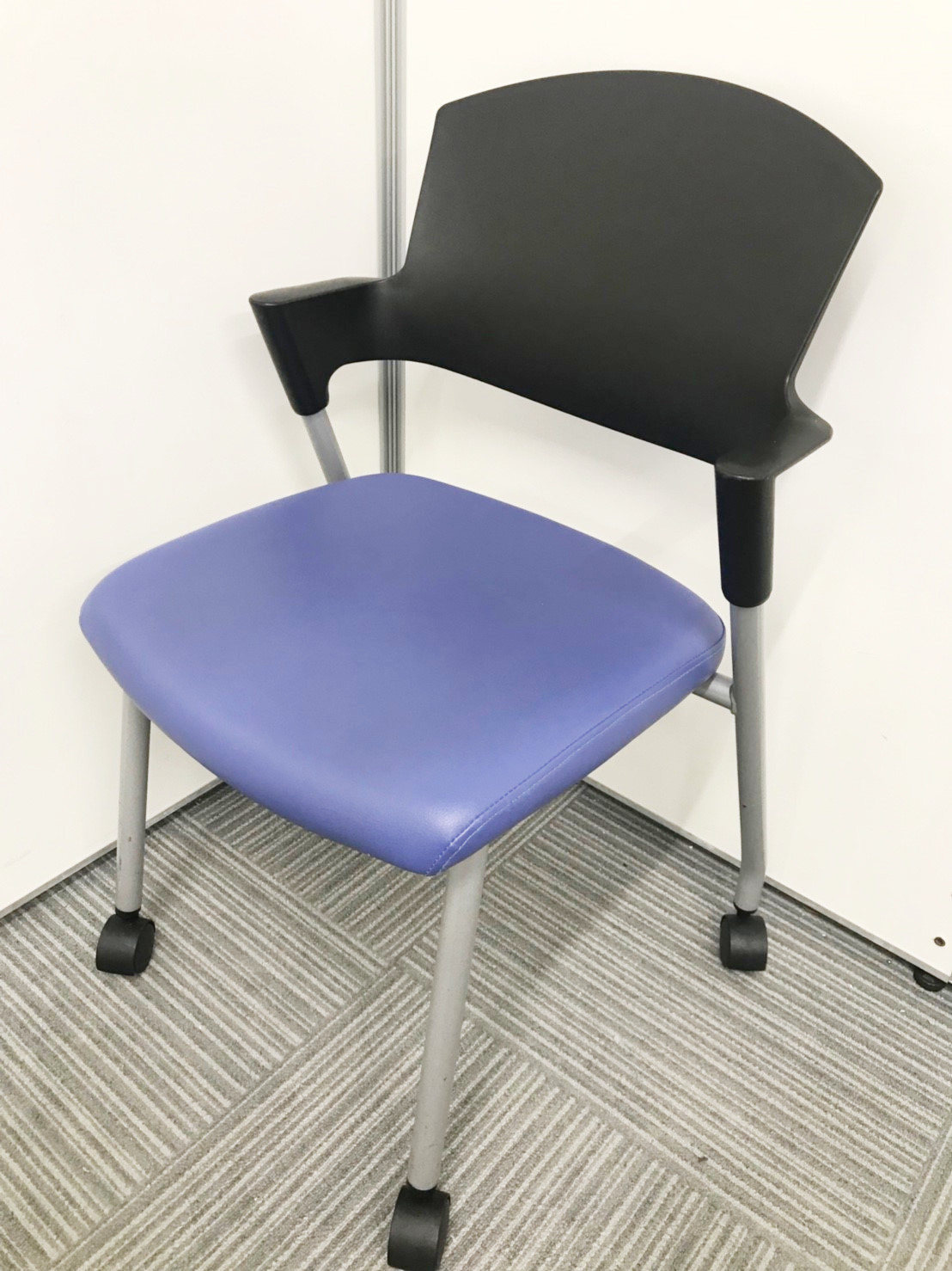 手入れが簡単!!重ねて収納!!【キャスター付きチェア】
                        プロッティ（キャスター付） 
                                    中古
            