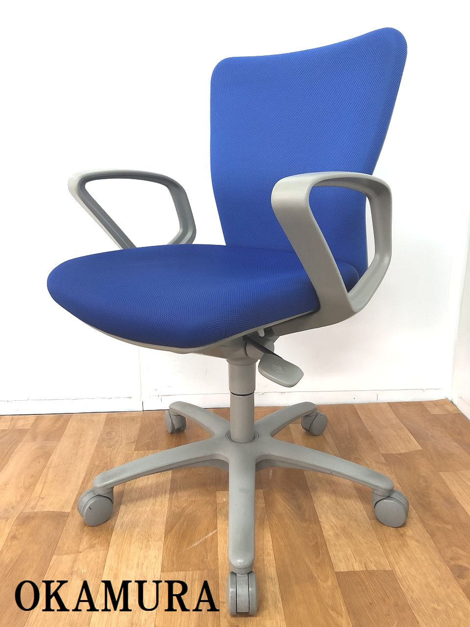 【機能性とデザイン性・座り心地のバランスのとれたオフィスチェアの肘付商品です！！】
                        コンテッサ
                                    中古
            