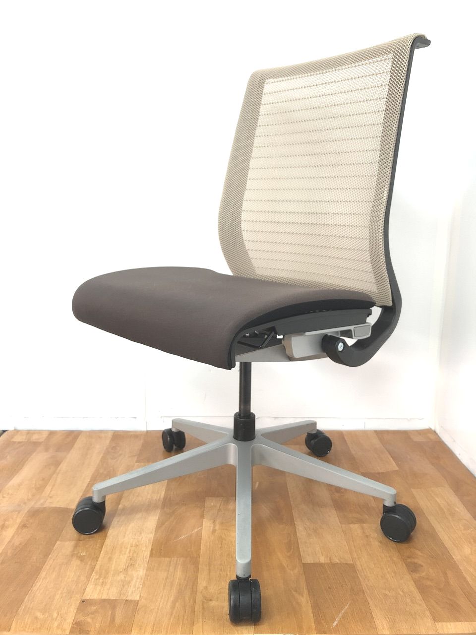 【海外メーカーのオシャレなカラー＆デザインで人気の商品です！！】
                        シンクチェア（座:布　背面:メッシュ）
                                    中古
            