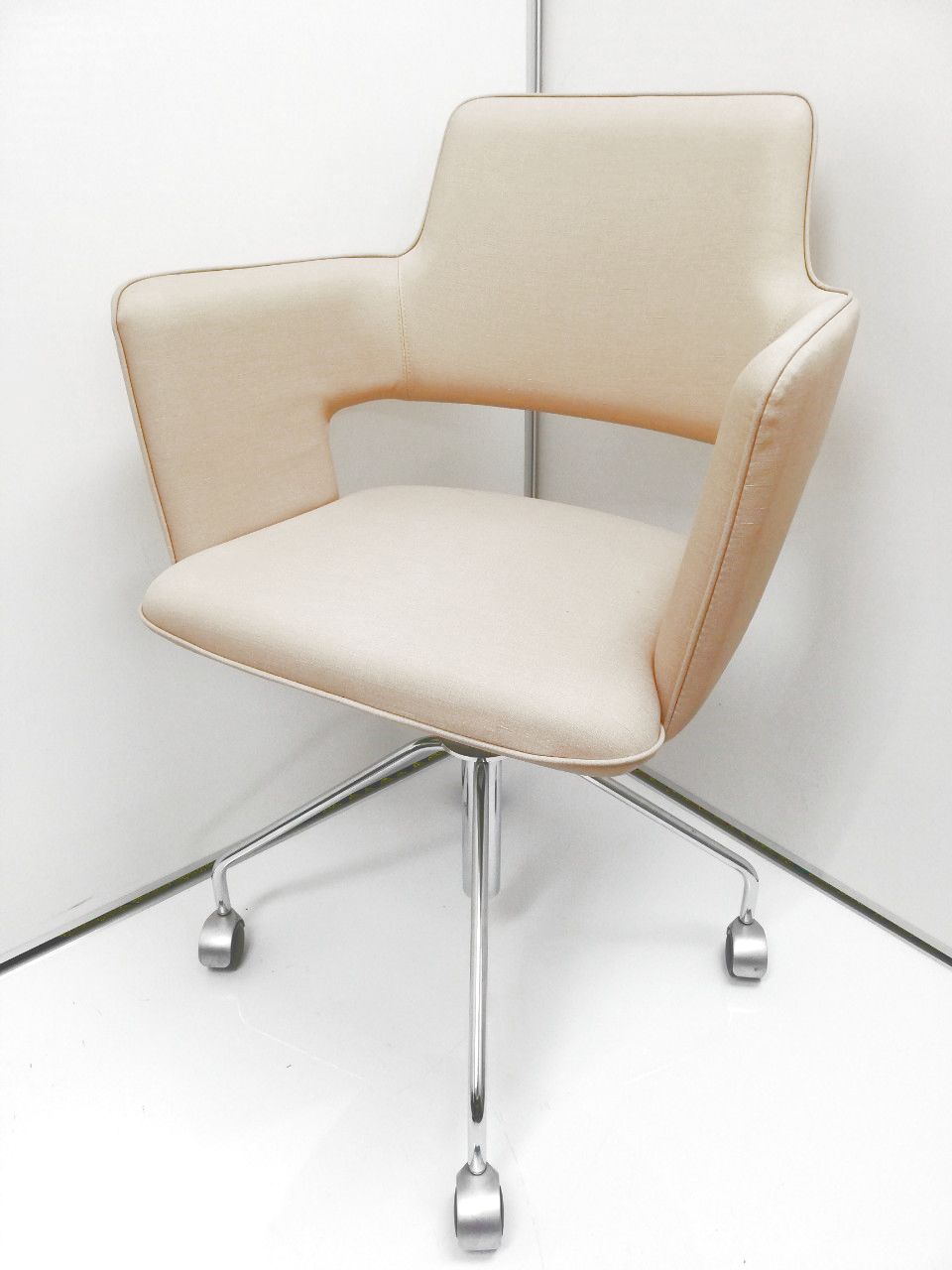 【高級感溢れるチェア入荷！】オシャレなデザインでオフィス以外でも活躍致します！揃えてご購入するならお早めに！！
                        その他メーカー
                                    中古
            