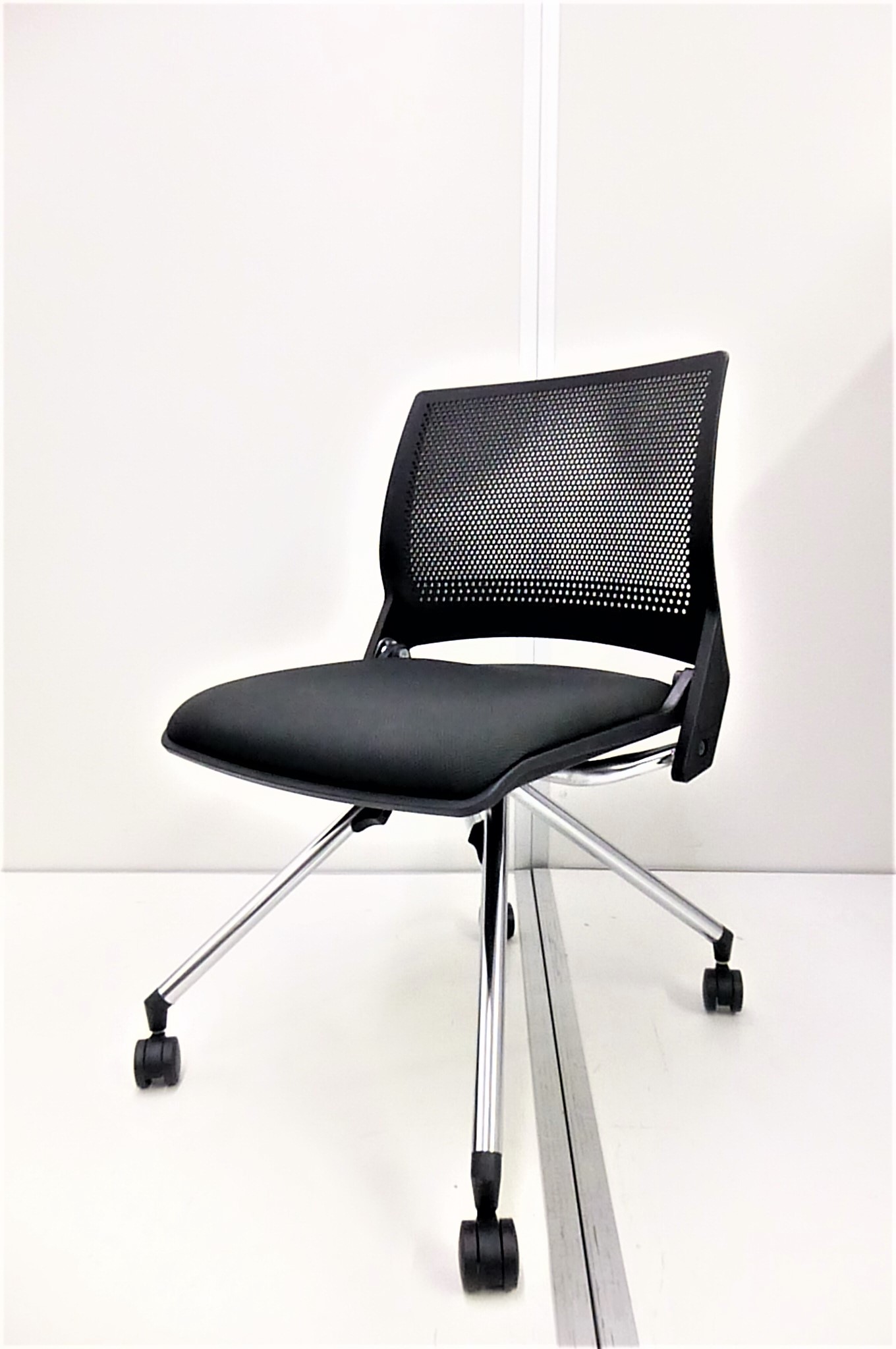 【KS】【収納力に特化】オカムラ製のネスティングチェア　クリールが入荷いたしました！
                        クリール
                                    中古
            