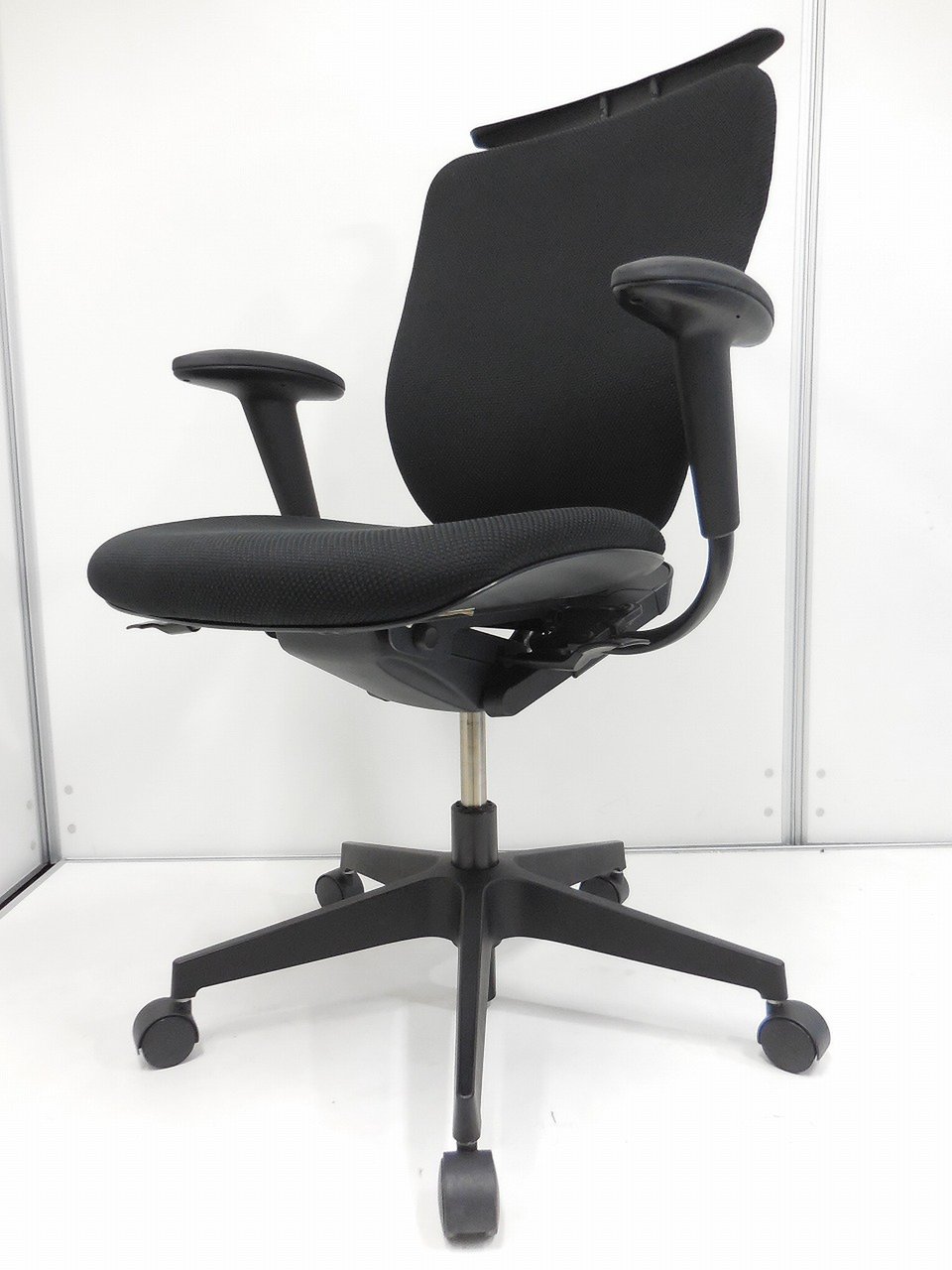 【肘側面キズ有】【大人気のプラオチェアが大量入荷！】長時間のデスクワークにオススメ！
                        プラオ 
                                    中古
            