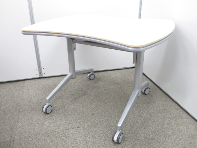 【グッドデザイン章受賞商品!!】お洒落なリボン型テーブル!!使わない時には畳んで収納が出来る優れもの!!
                        アットラボ
                                    中古
            