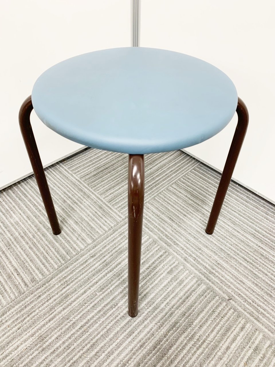 人気!!　お洒落カラー!!
【プラス製の丸椅子】
                        -
                                    中古
            