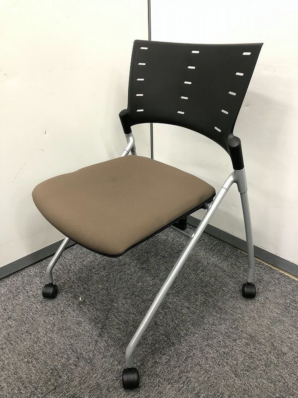 【落ち着いた色合い】柔らかな座り心地でミーティングを快適に！
                        マノス 
                                    中古
            