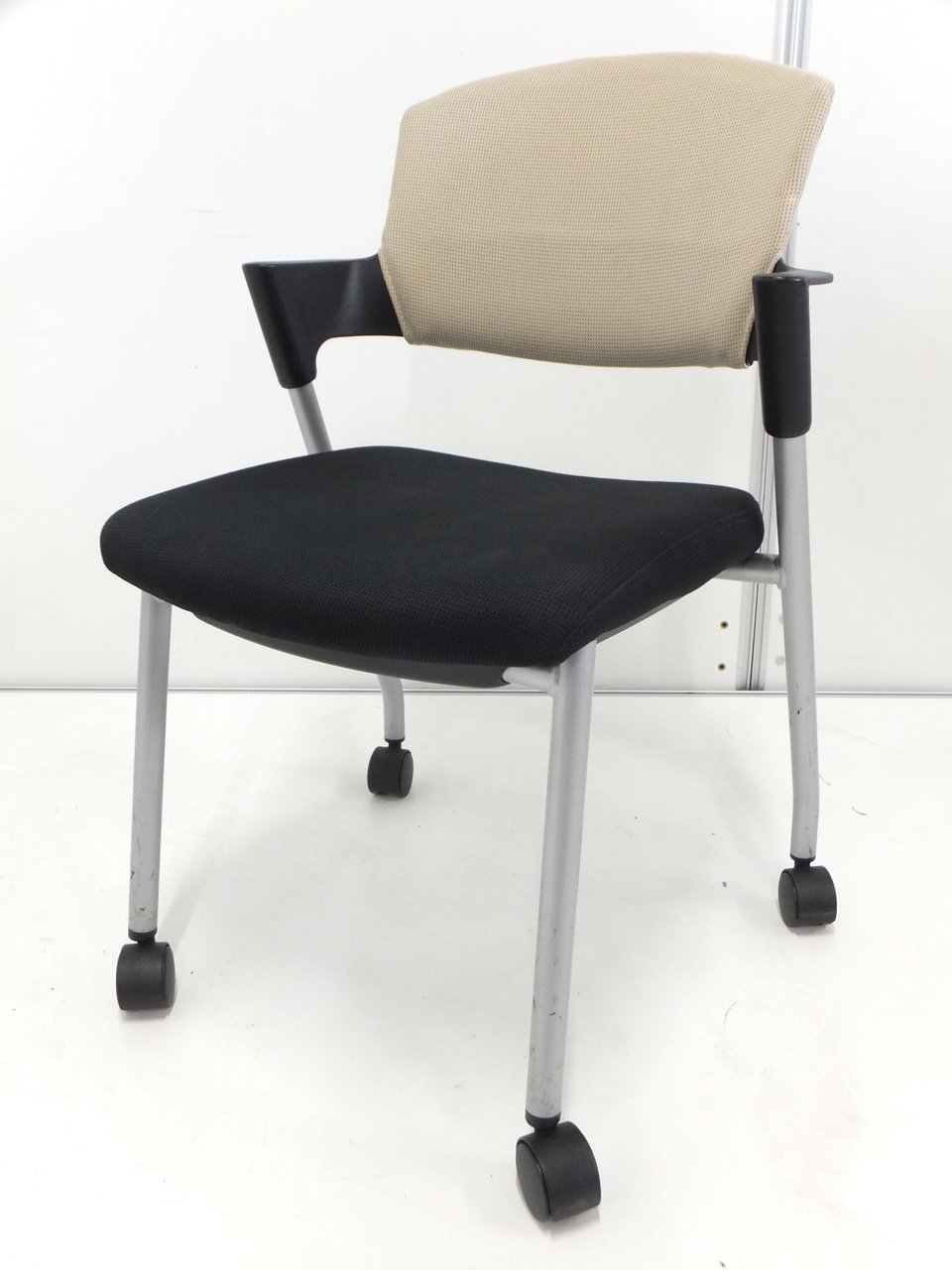 【キャスター付きチェア16脚！】重ねて収納が簡単！コクヨ製チェア入荷！
                        プロッティ（キャスター付） 
                                    中古
            