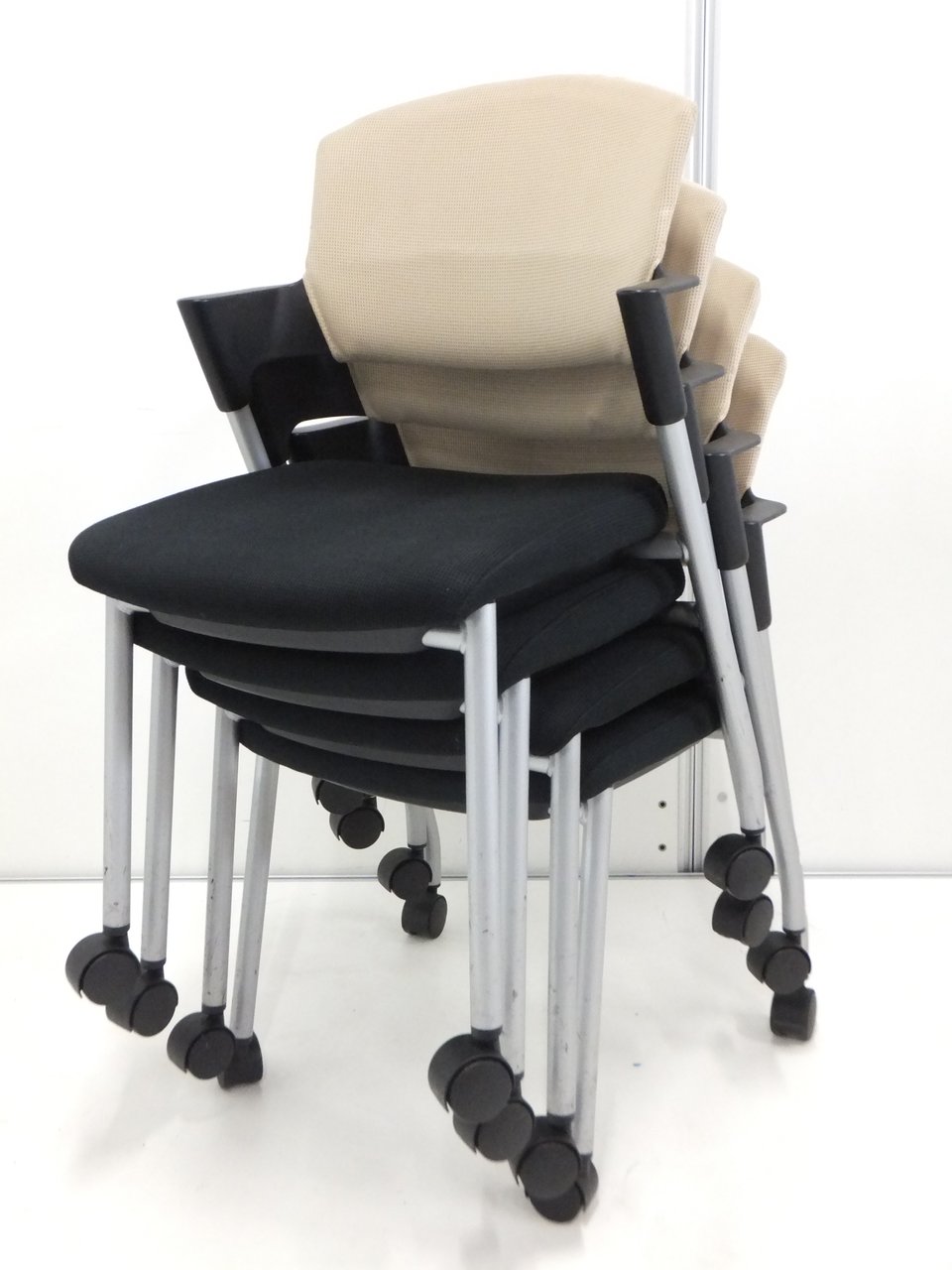 【お得な4脚セット品】国内メーカー製チェア入荷！重ねて収納可能です
                        プロッティ（キャスター付） 
                                    中古
            