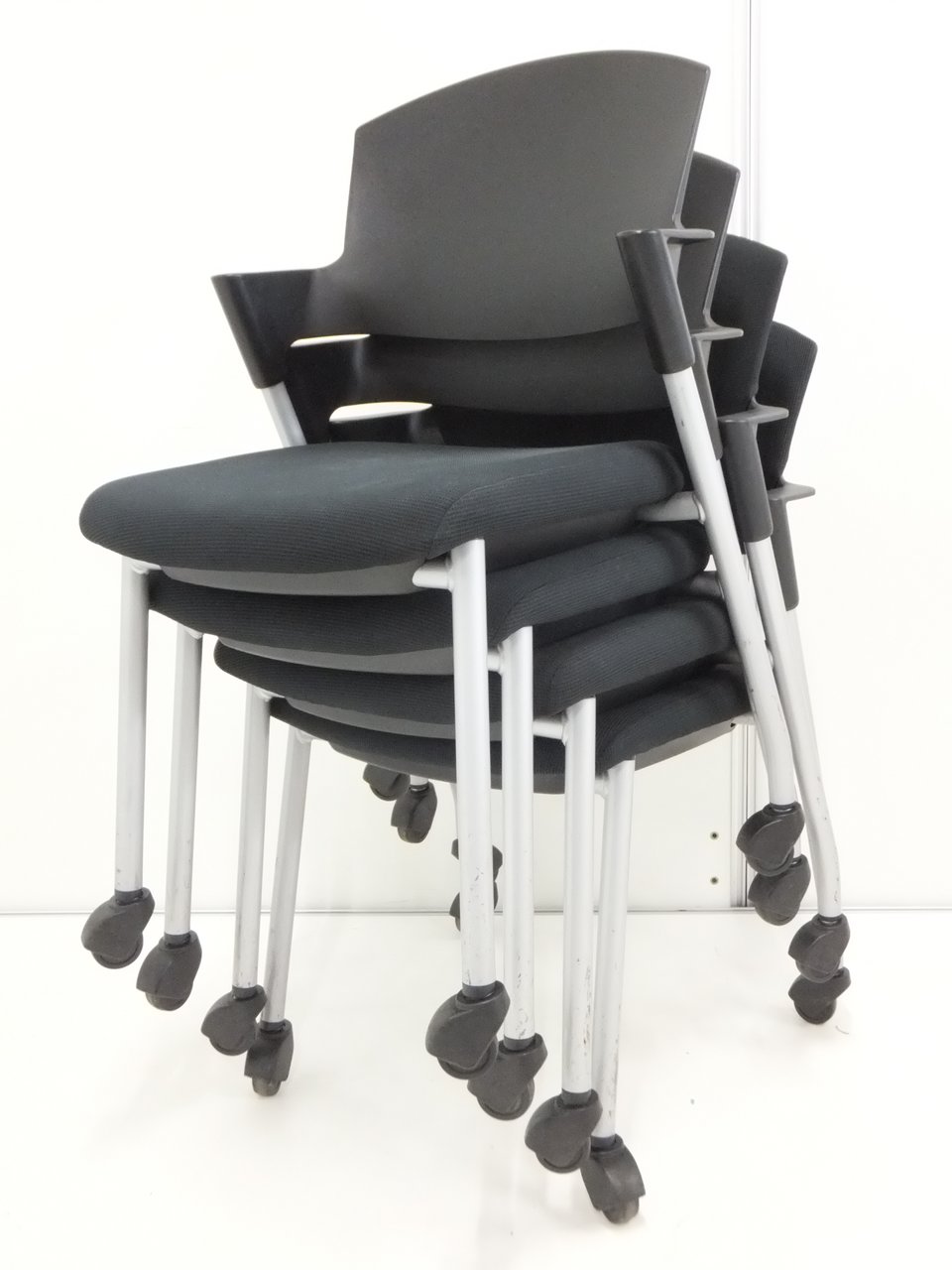 【4脚セット商品！】ブラックの人気チェアがセット！
単品よりお安く！
                        プロッティ（キャスター付） 
                                    中古
            