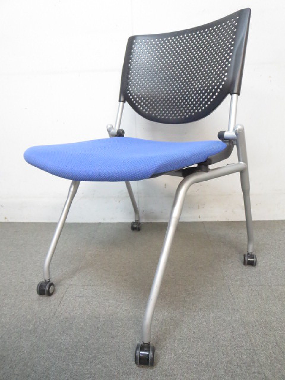 【今がチャンスの特別価格！】■オカムラ製　プロスタックシリーズ　■ネスティングチェア　ブルー【おつとめ品】
                        プロスタック 
                                    中古
            