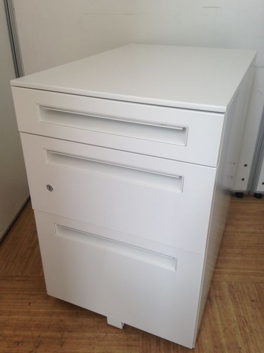 【6台入荷！！】ウチダ製のスカエナの3段ワゴン！収納性に優れています！！

                        STワゴンシリーズ 
                                    中古
            