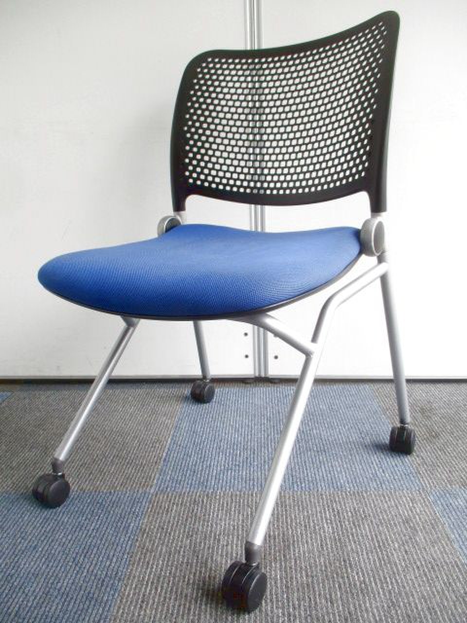 【座面を跳ね上げ収納】優しく支える樹脂メッシュ【便利なキャスター付き】
                        ブルーメ 
                                    中古
            