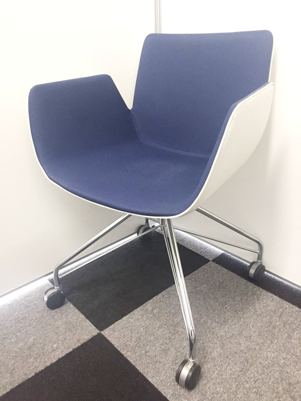 【おしゃれ家具】内田洋行製の四つ脚チェア！
                        その他シリーズ
                                    中古
            