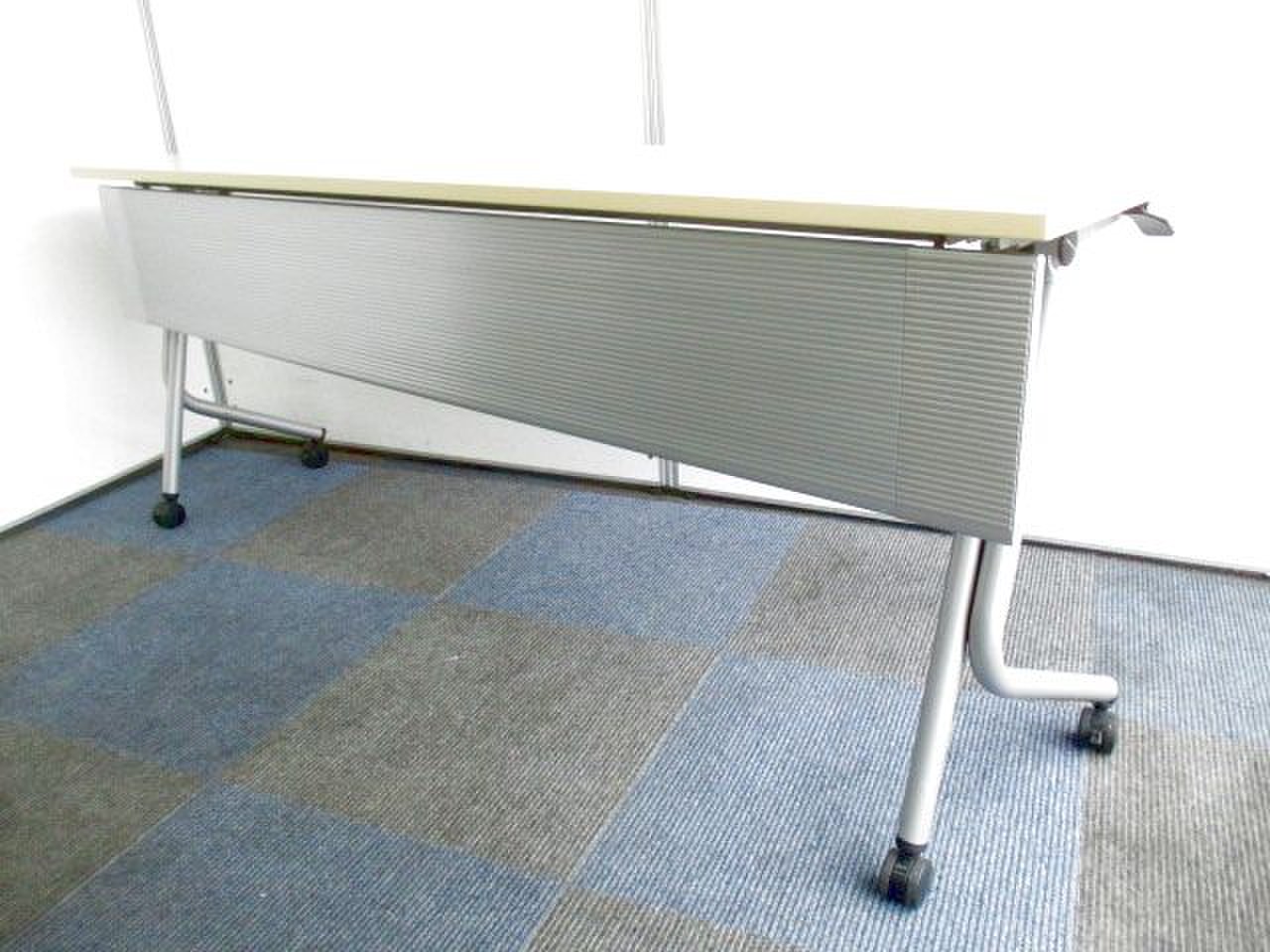 【キャスターに劣化あり】状態を気にされない方におすすめ【特別価格です】
                        その他シリーズ
                                    中古
            