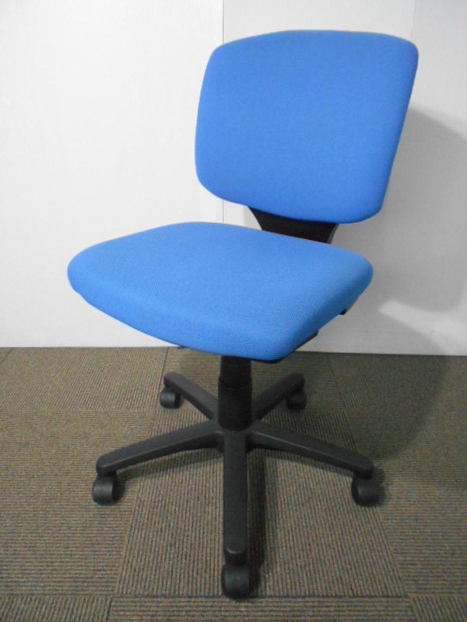 【関西倉庫在庫】大量入替大歓迎　定番のブルーチェア
                        その他
                                    中古
            