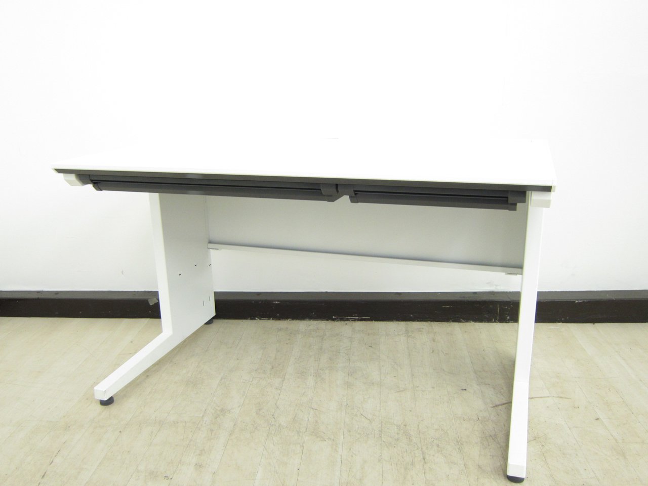 【2014年製】コクヨ　ISシリーズ平机です！　ホワイト色で清潔感◎！
                        アイエス 
                                    中古
            