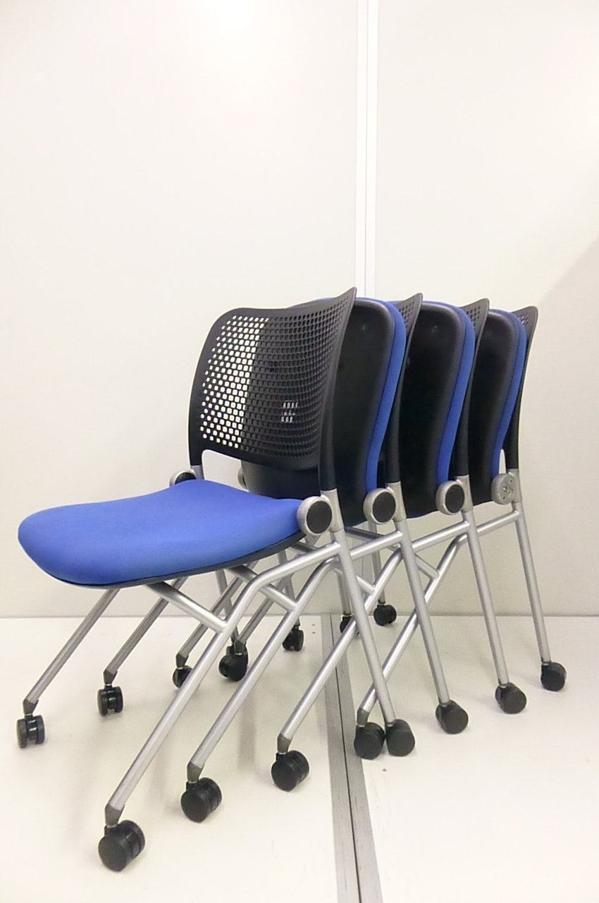 【KS】【4脚セット！】省スペース！座面を上げて、収納できるウチダ製のブルーメ！
                        ブルーメ 
                                    中古
            