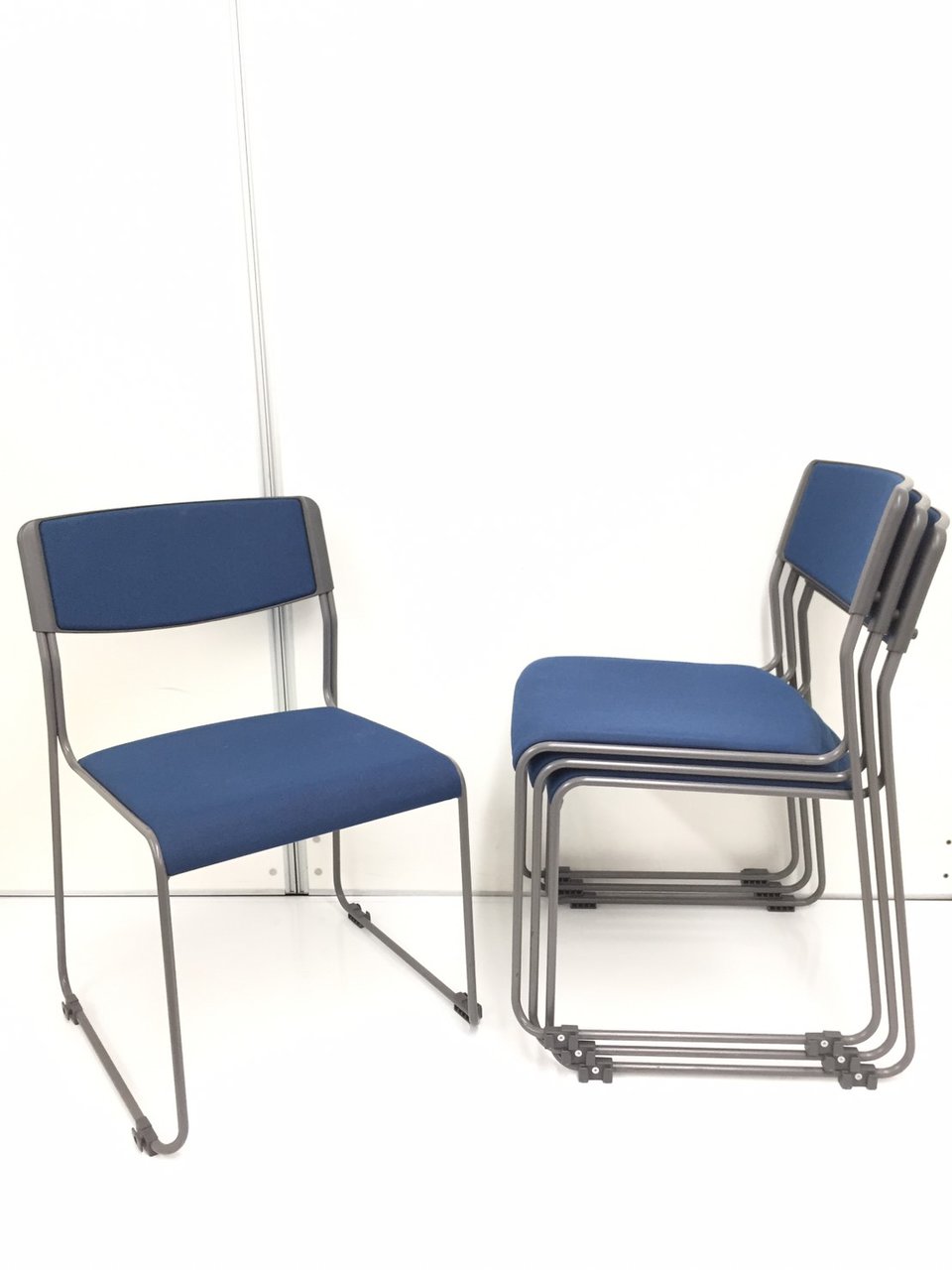 【お得な４脚セット！】【重ねて収納で省スペース！】スタッキングチェア
                        その他シリーズ
                                    中古
            