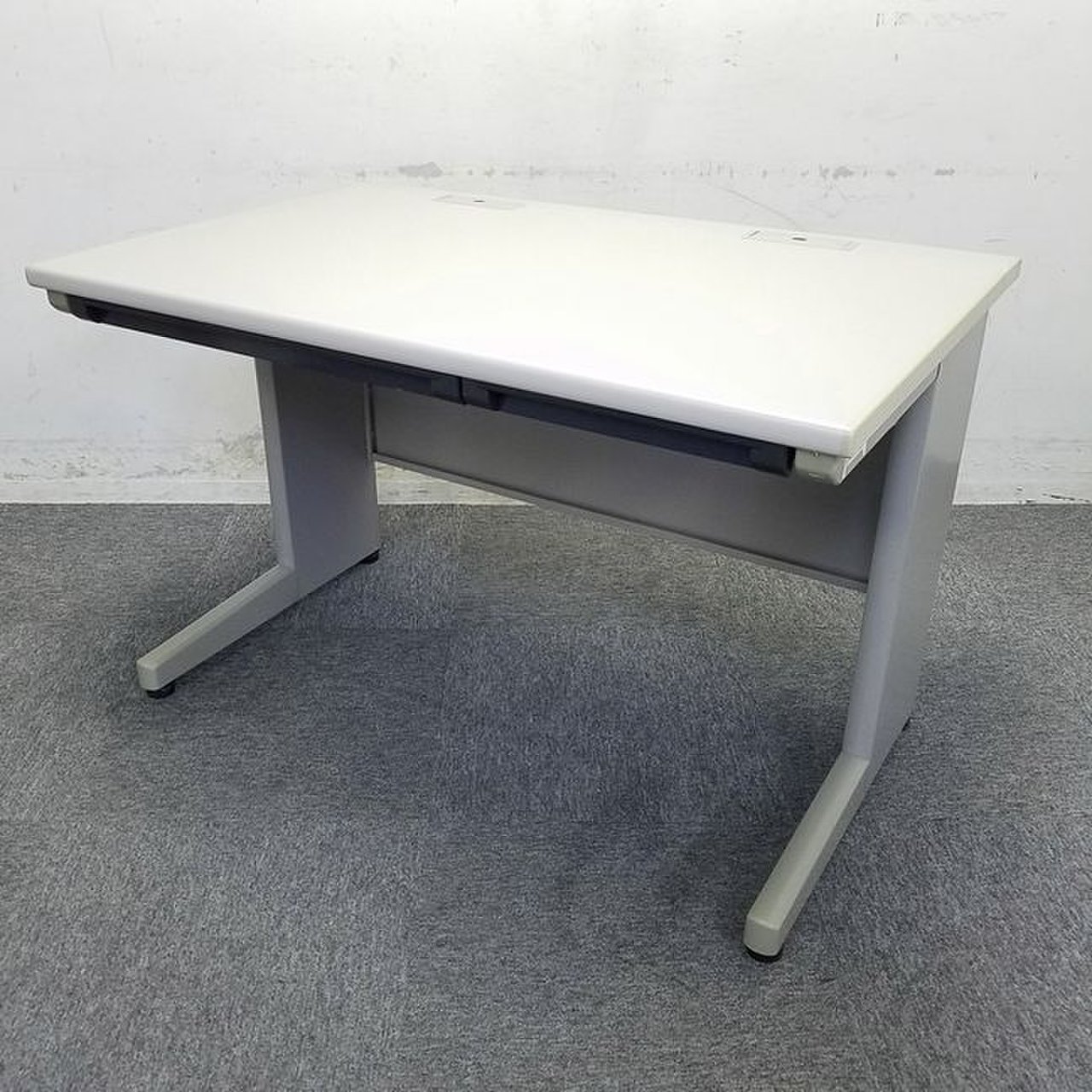 【1台限定】イトーキのCZ(シーゼット)シリーズ ! 幅1100のコンパクトなサイズ！配線がラクに！【ニューグレーカラー】中古　オフィスデスク　事務机　リサイクル
                        CZ 
                                    中古
            