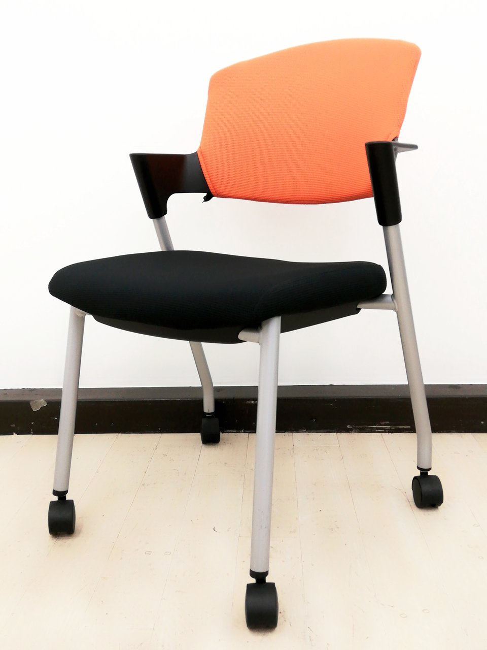 【おしゃれなスタッキングチェア！】コクヨ製のミーティングチェア・多目的チェア、プロッティシリーズチェア8脚入荷！
                        プロッティ（キャスター付） 
                                    中古
            