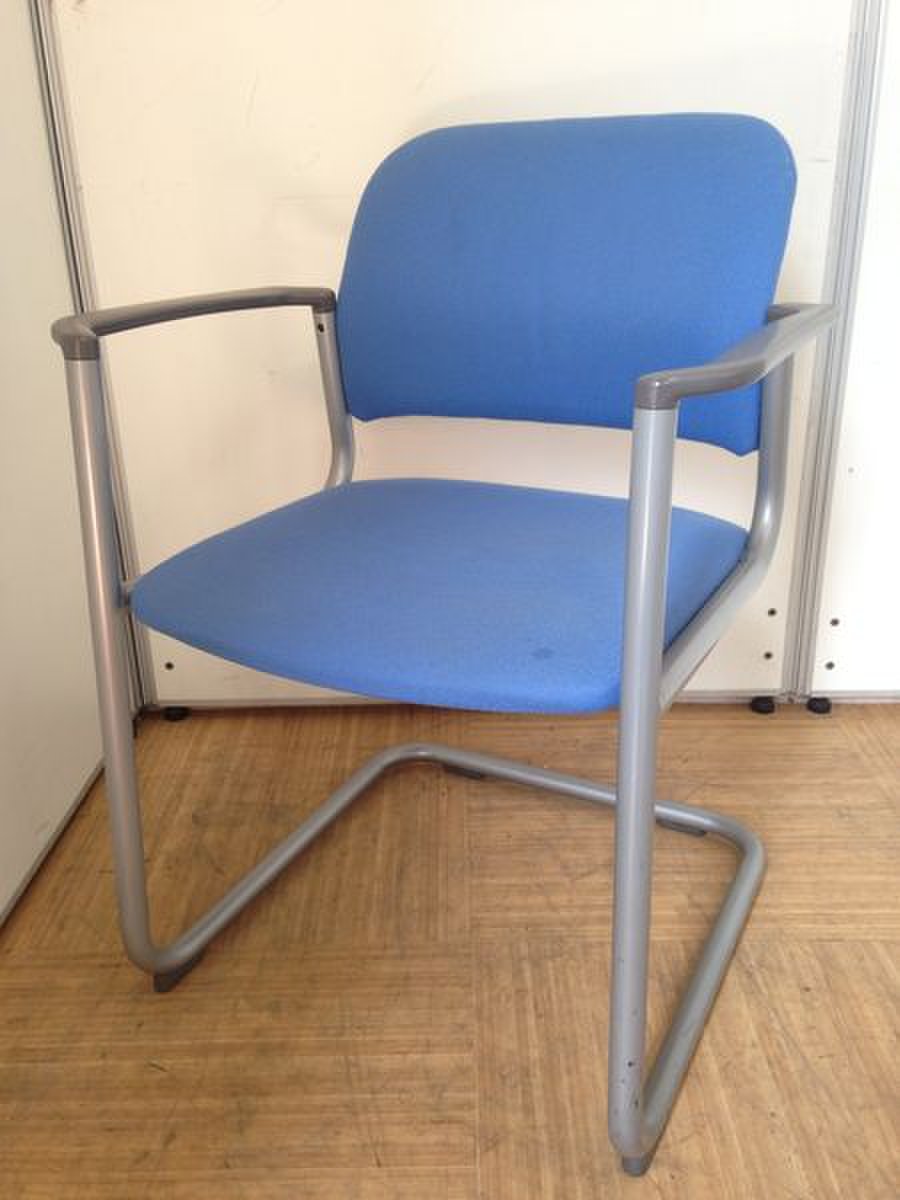 【6脚入荷！！】【おつとめ品】コクヨのミーティングチェア入荷致しました！！色はブルー色となります！！
                        その他シリーズ
                                    中古
            