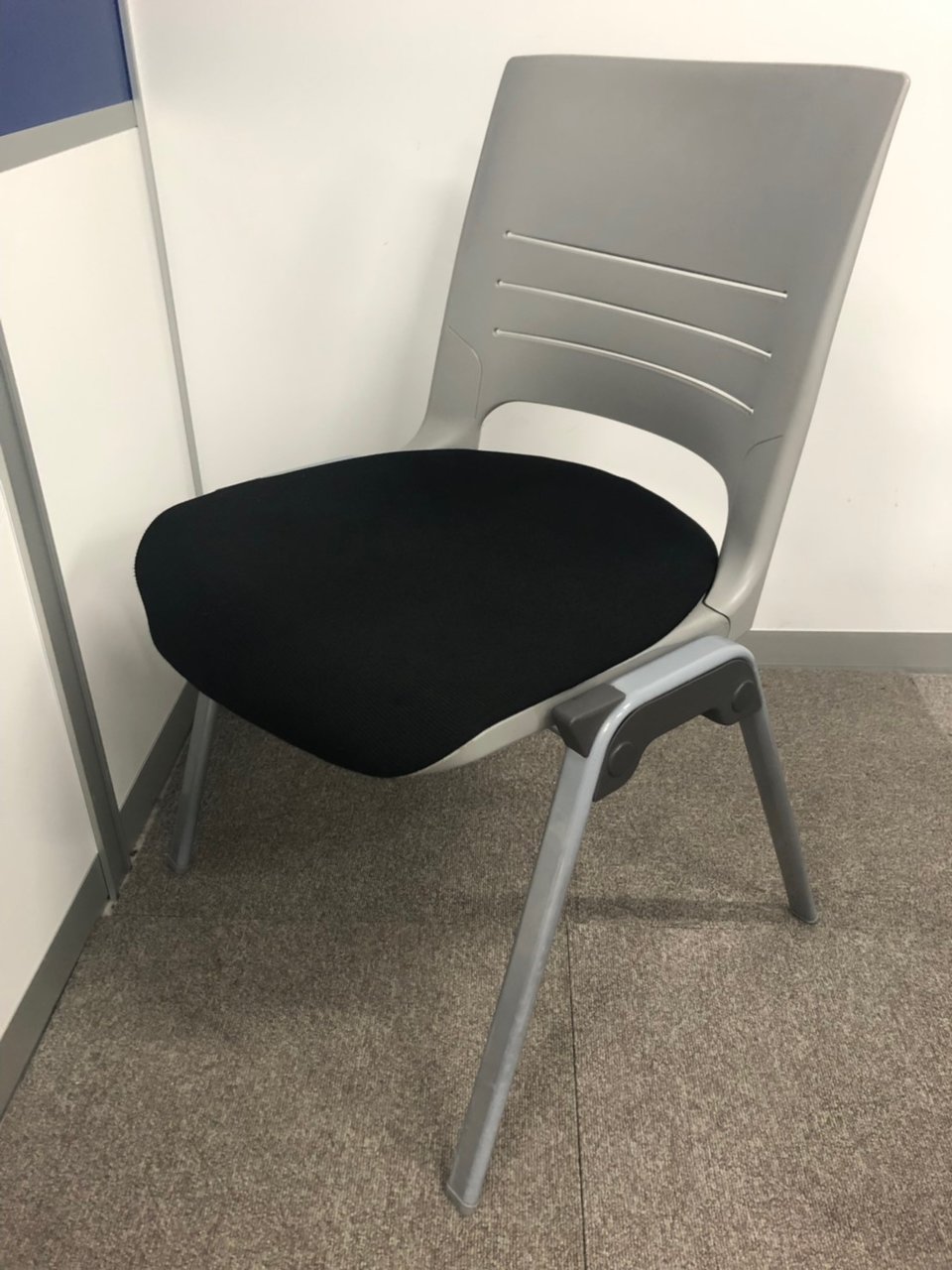 【緊急値下げ！￥3,990→￥1,990】【20脚の大量入荷！】リフレッシュルームやミーティングスペースにお勧め！！
                        エレナ 
                                    中古
            