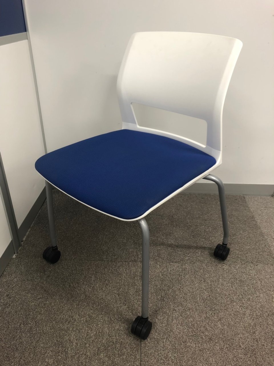 【大人気のネスティングチェアが大量入荷】キャスターつきで移動らくらく！使わない時は重ねて収納できます！
                        160シリーズ 
                                    中古
            