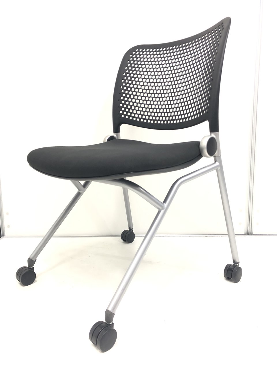 【2016年製造】【現行品】内田洋行製ブルーメシリーズ、ミーティングチェア入荷　◆ヌードタイプ　◆背メッシュ　◆ファイバースプリング採用　◆平行スタック可能
                        ブルーメ 
                                    中古
            