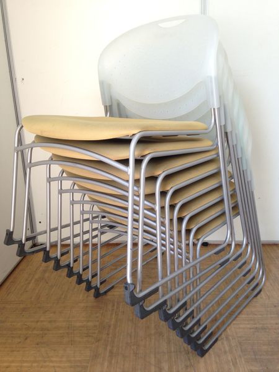 【8脚セット】イトーキ製のスタッキングチェア入荷致しました！
                        クリケット 
                                    中古
            