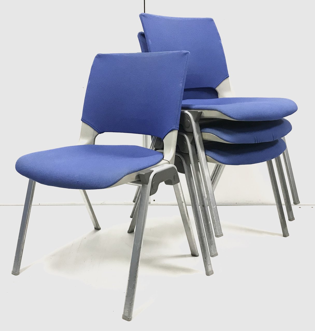 【重ねて便利！セット価格でさらにお買い得です！】
オカムラ製スタッキングチェアが入荷しました！
                        その他シリーズ
                                    中古
            