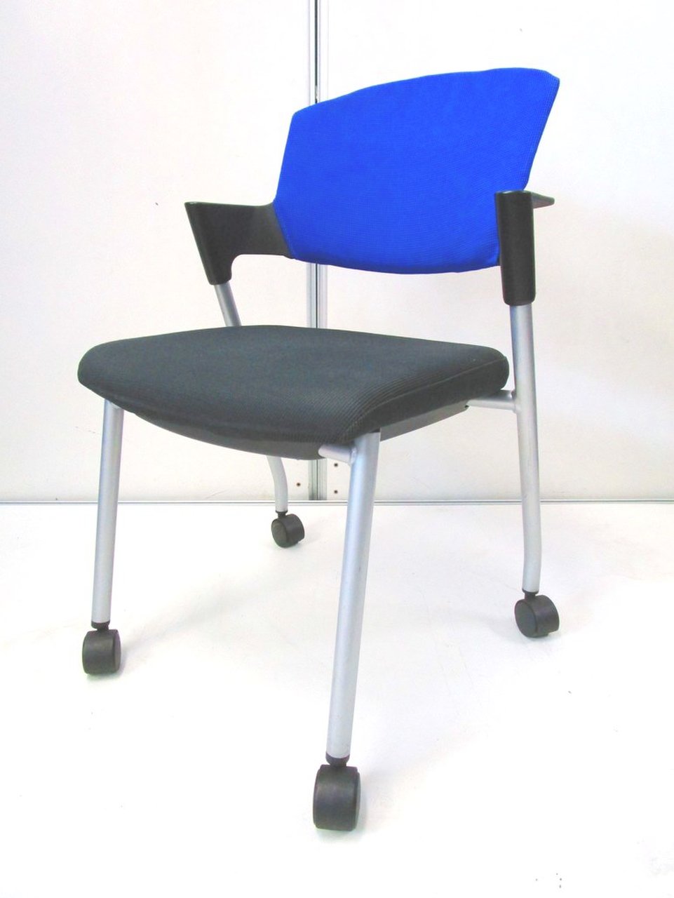 【おつとめ品】背もたれのクッションにヨレがある為、お安くご提供いたします！コクヨ製プロッティ
                        プロッティ（キャスター付） 
                                    中古
            