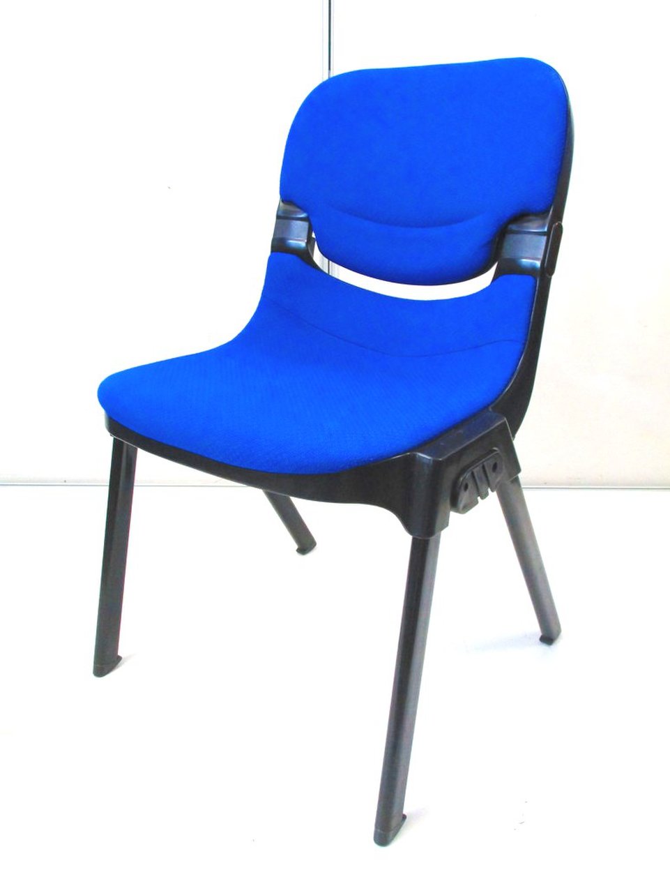 【残り1脚の為特価！】休憩室、リフレッシュルームにオススメなブルーのオカムラ製スタッキングチェア！5脚揃います
                        sebel
                                    中古
            