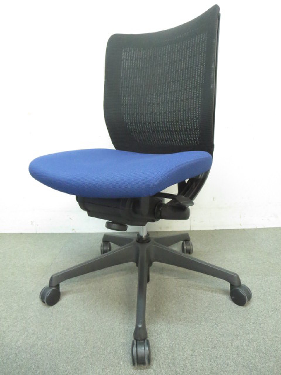 【長時間作業にもオススメ！】■ヴィスコンテチェア（Visconte）■ミディアムブルー（メッシュタイプ）■5段階固定機能付き・座スライド無し
                        ヴィスコンテ 
                                    中古
            