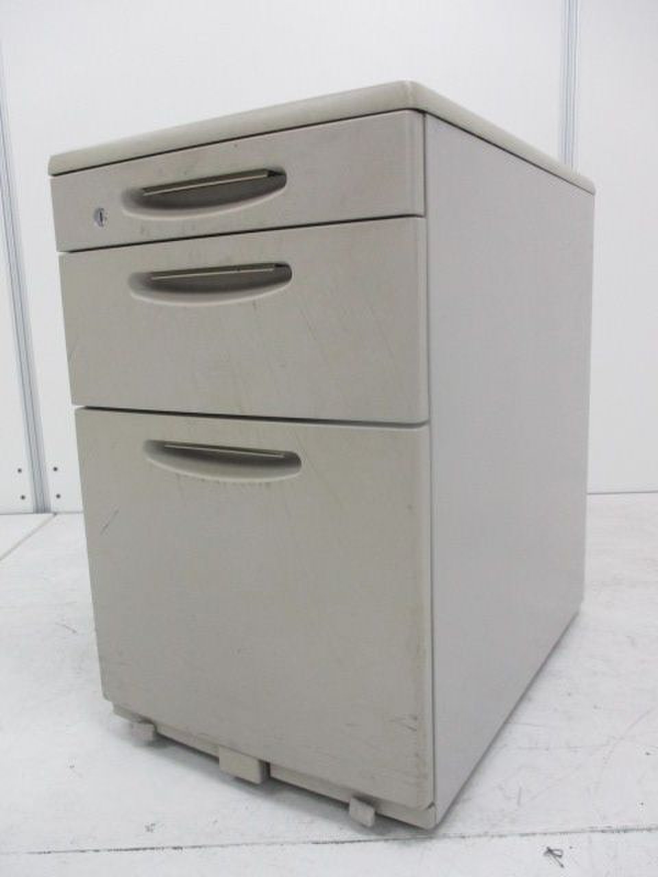 【4台入荷】オカムラ製の定番3段ワゴン!書類の収納に最適!!
                        SD
                                    中古
            
