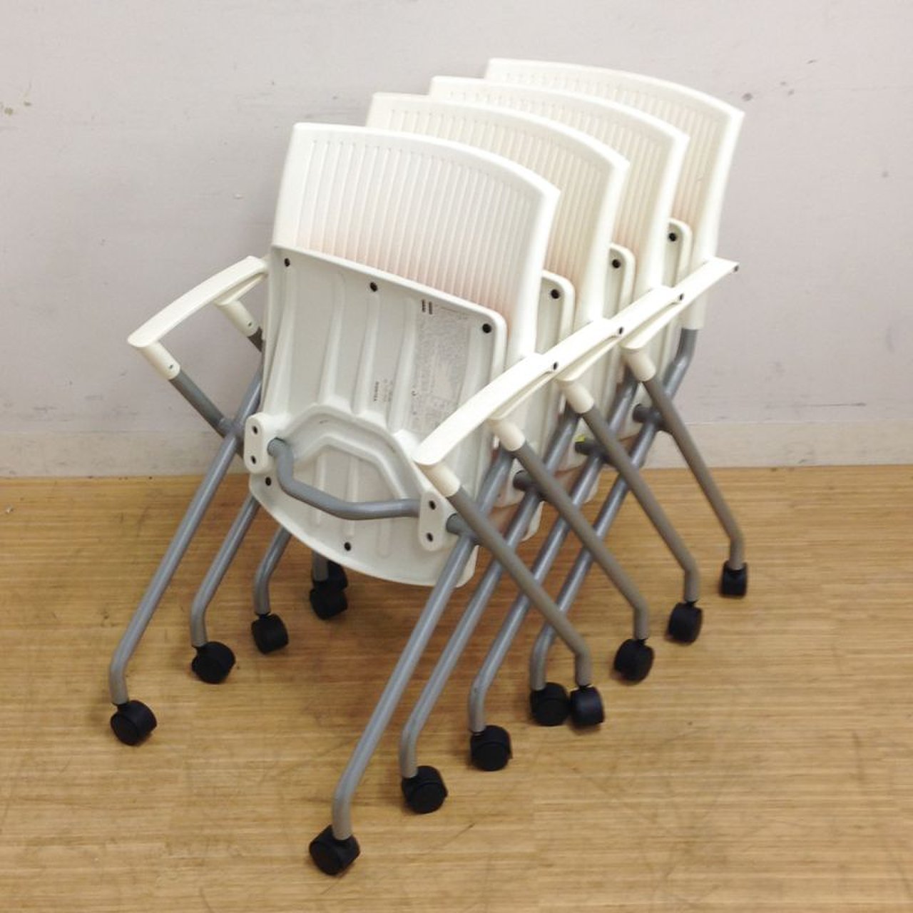 【4脚セット】天板畳んで収納可能！オレンジ×ホワイトの明るいカラーリング
                        その他
                                    中古
            